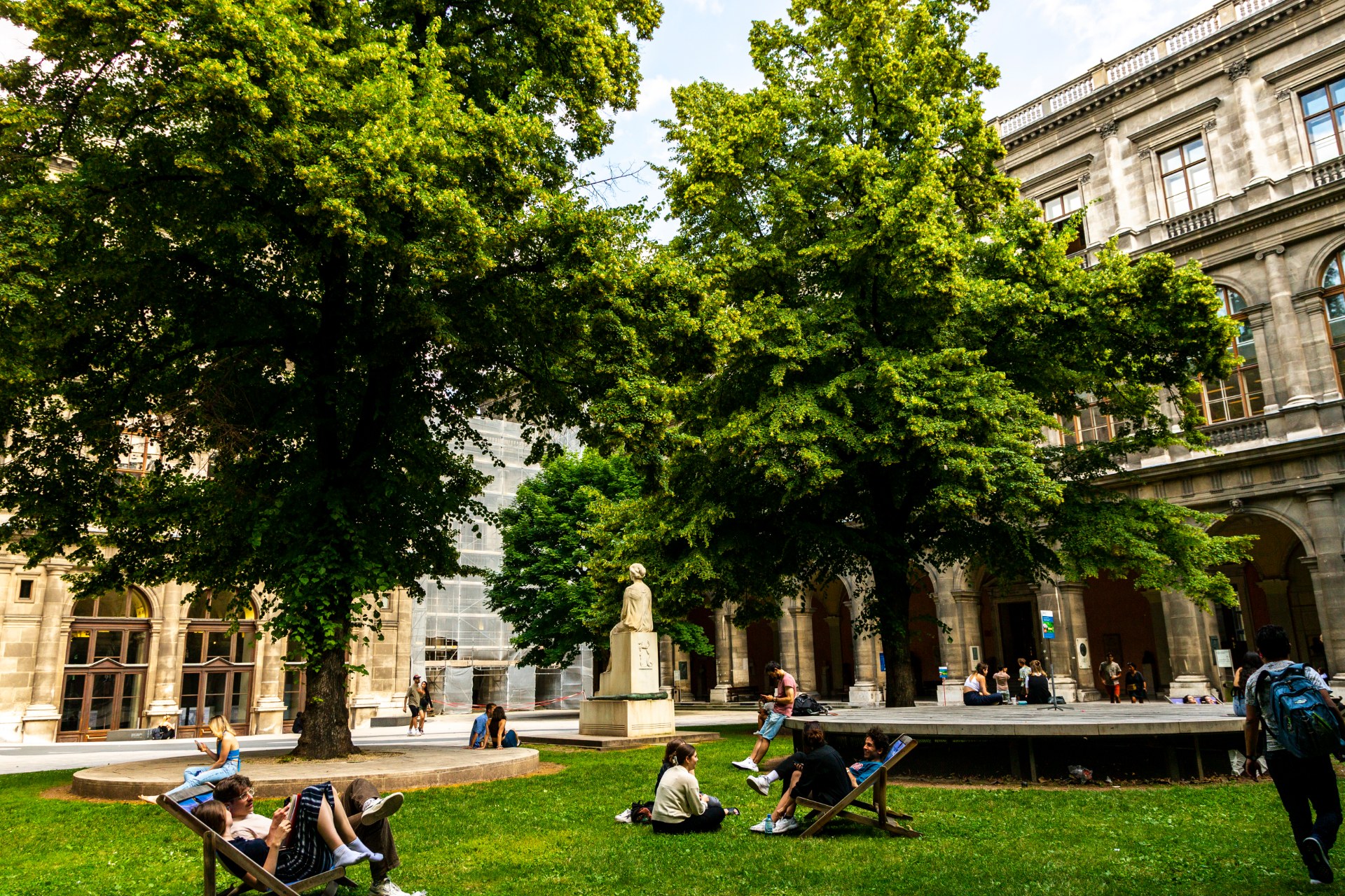 Studenti che si rilassano nel cortile porticato dell’Università di Vienna