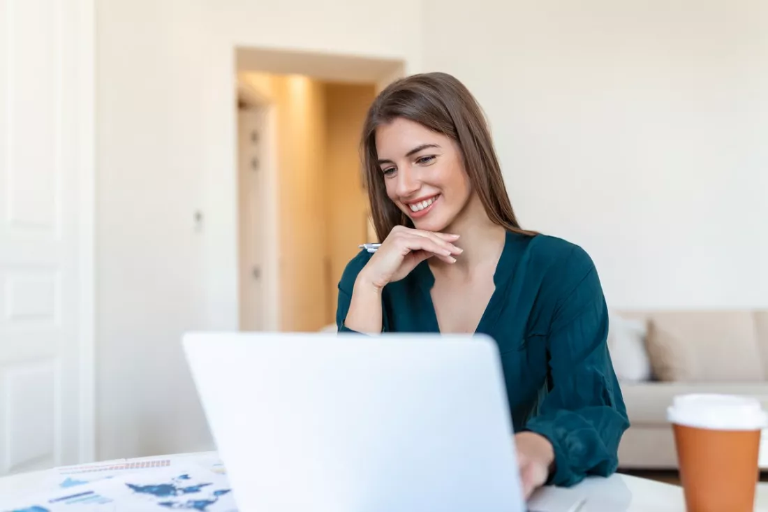 Una giovane donna cerca lavoro sul portatile