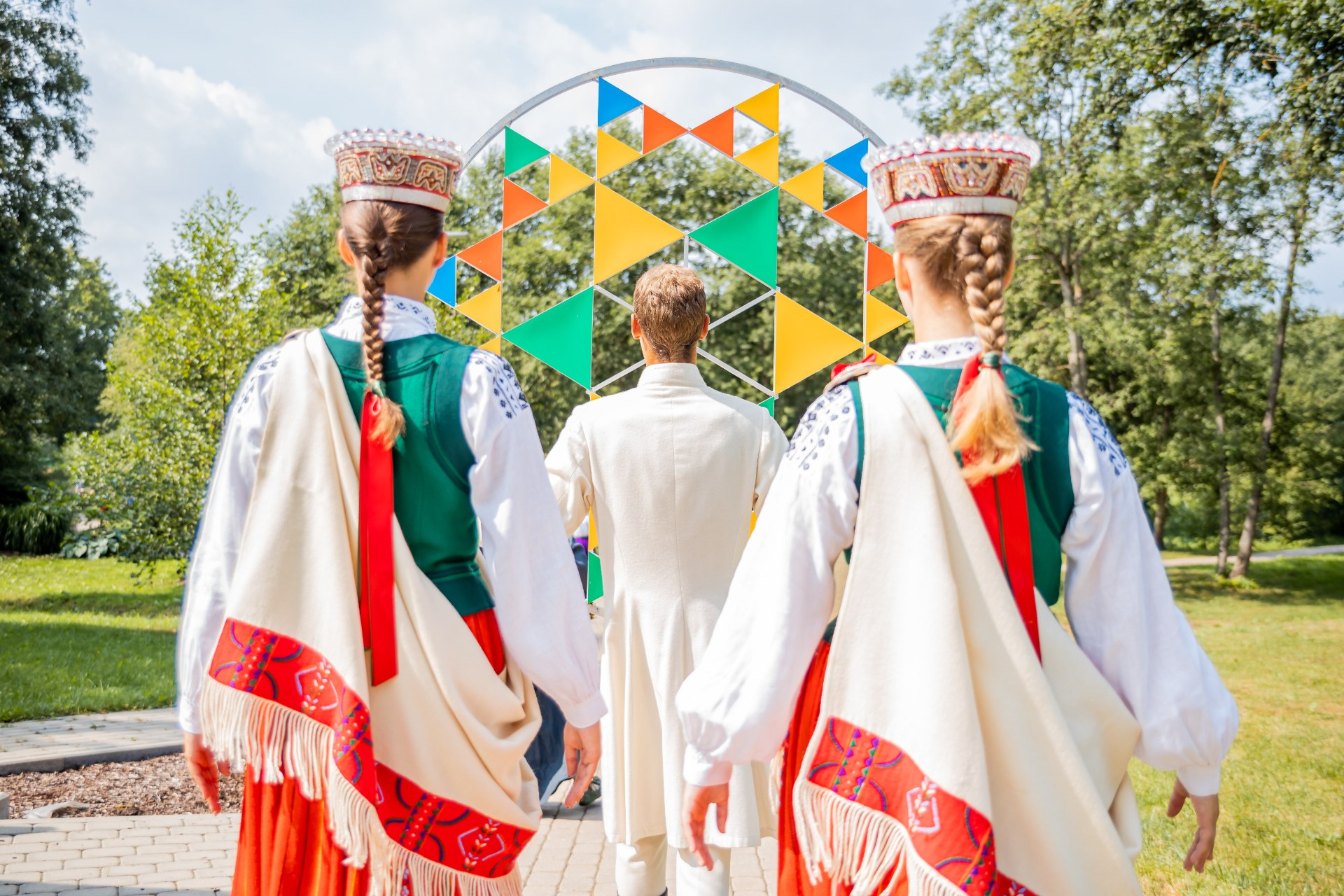 Giovani in costume tradizionale lettone alla Festa lettone della canzone e della danza