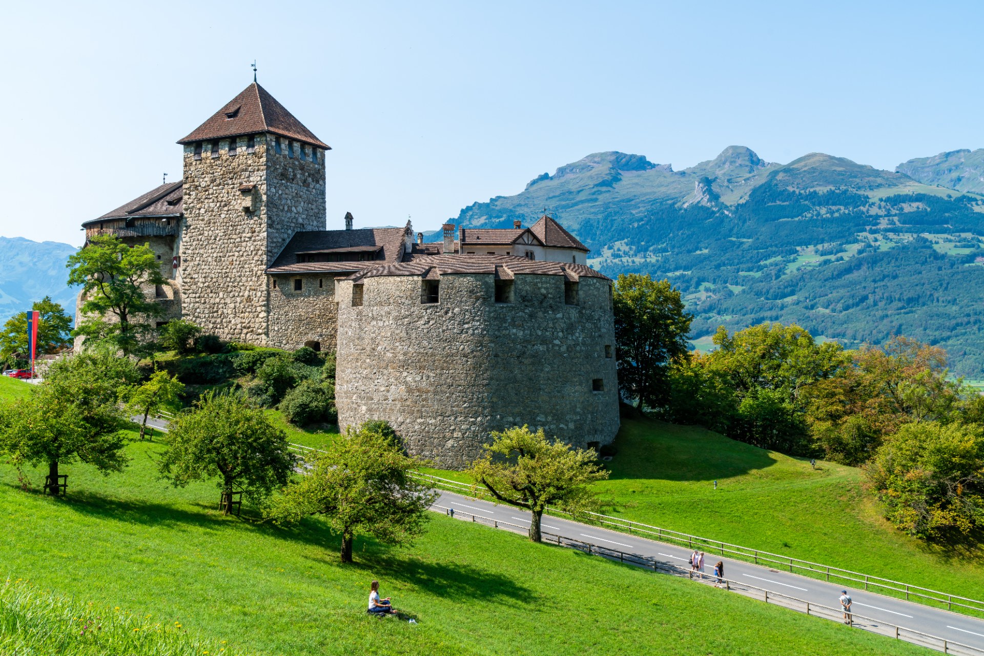 Il castello di Vaduz su un verde pendio con le montagne sullo sfondo, in Liechtenstein
