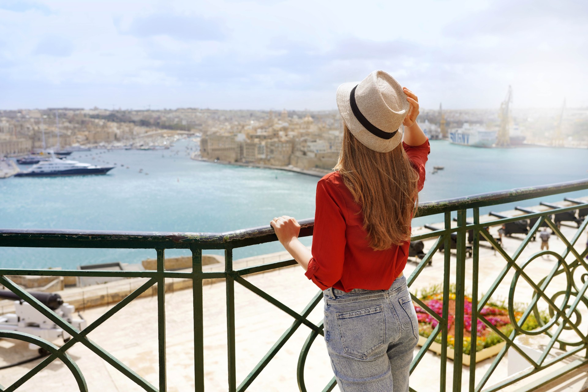 Una ragazza ammira la vista sulle Tre Città dai Giardini di Upper Barrakka a La Valletta