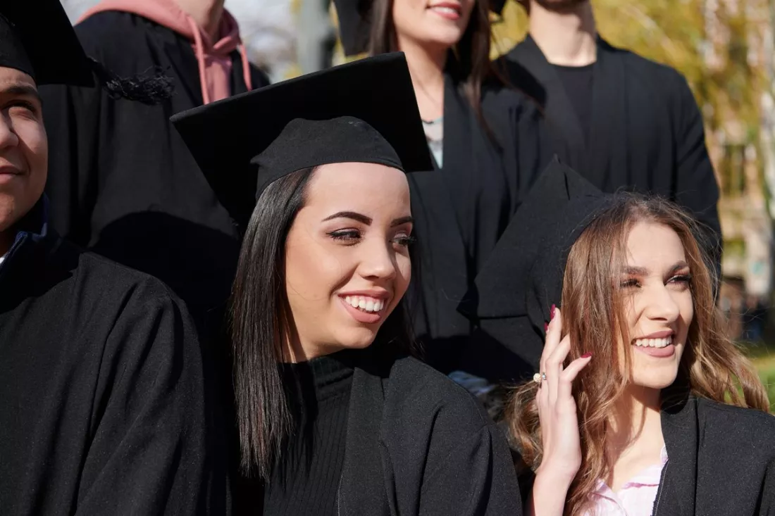 Laureati internazionali festeggiano la laurea magistrale